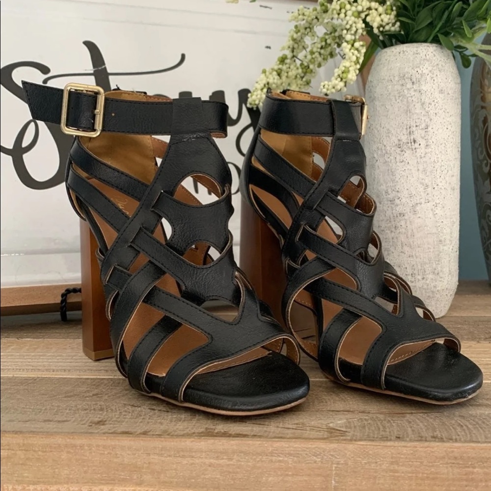 NWOT Black Platform Sandals